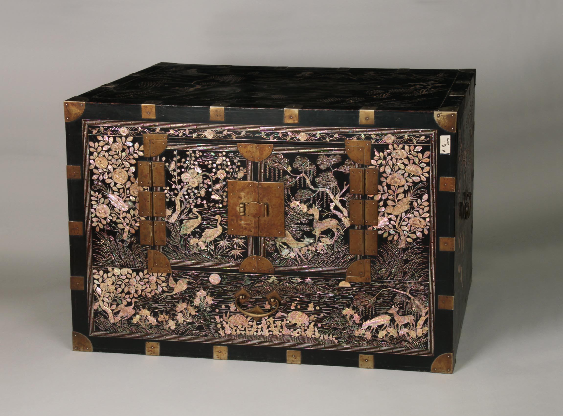 螺鈿十長生箪笥　李朝時代